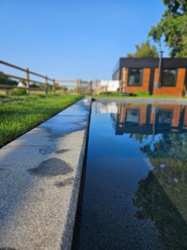 Houten Huisje Tussen Paarden Nieuwerkerken Екстер'єр фото